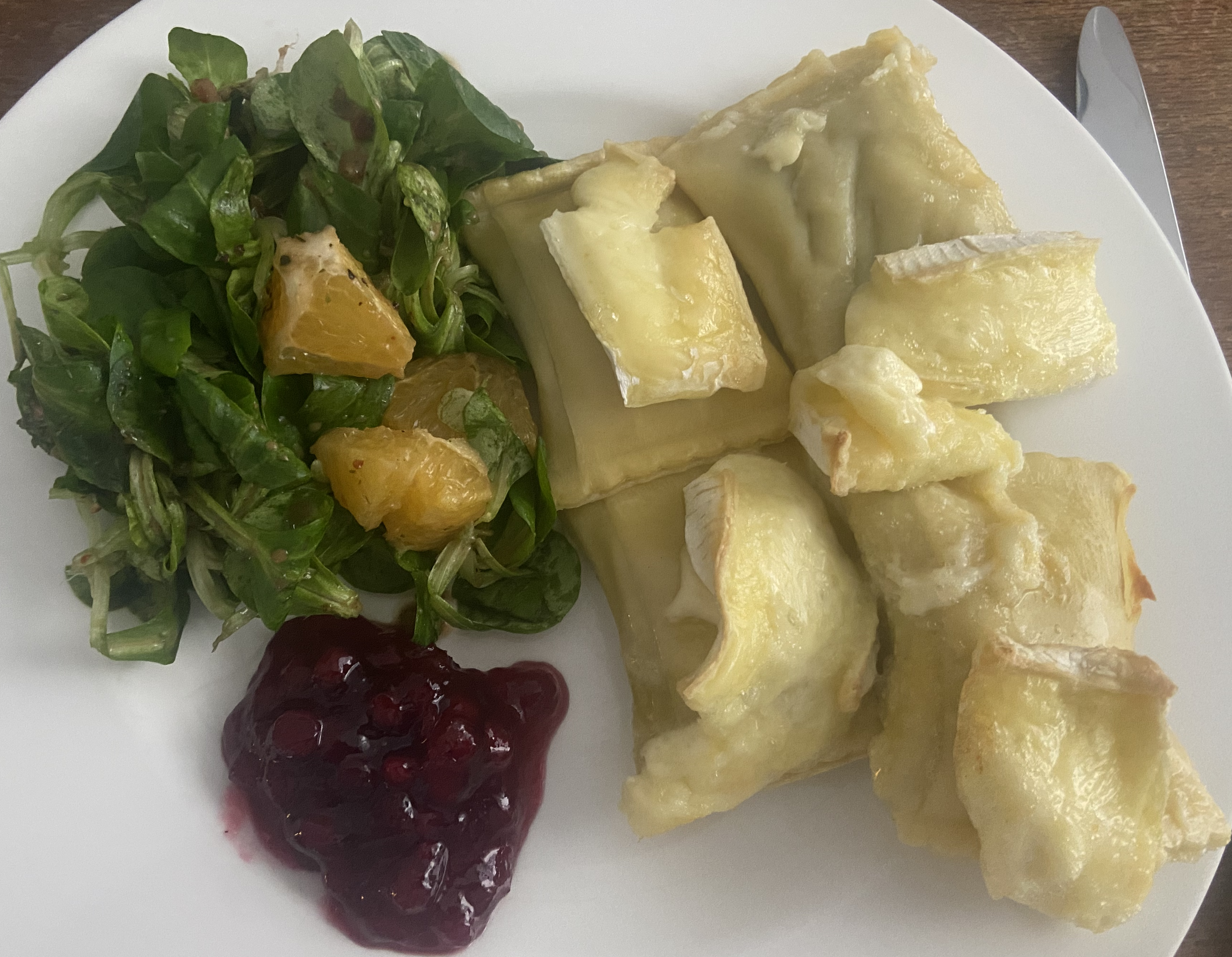 Mit Käse überbackene Maultaschen aus dem Backofen.